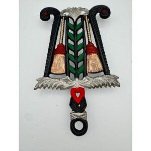 Virginia Metalcrafters Cast Iron Figural Trivet VM 910 – Heart & Tassel Design